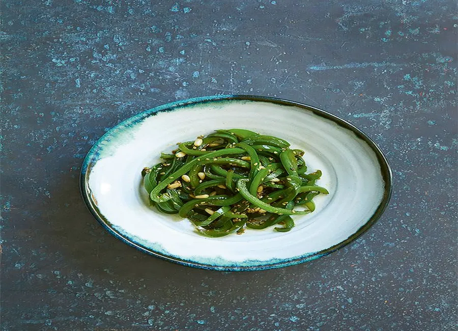 Poivrons verts sautés, pignons de pin