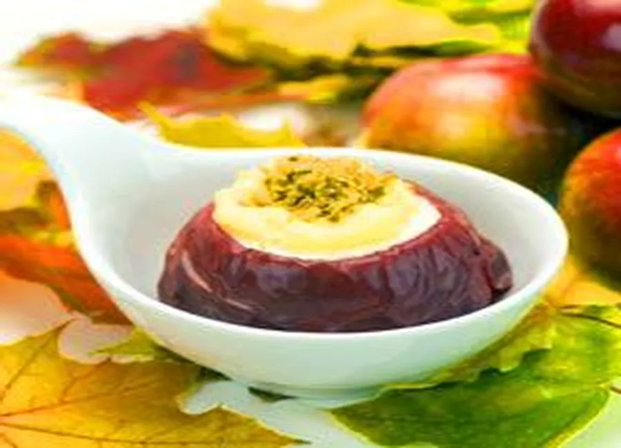 Pomme au four à la crème et aux noix