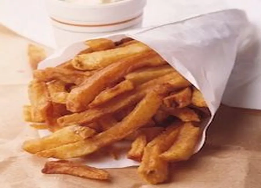 Pommes de terre frites au romarin avec du sel citronné