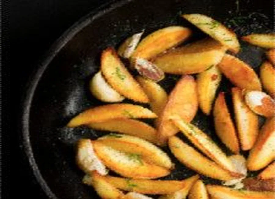 Pommes de terre nouvelles cuites avec du sel de mer et du romarin