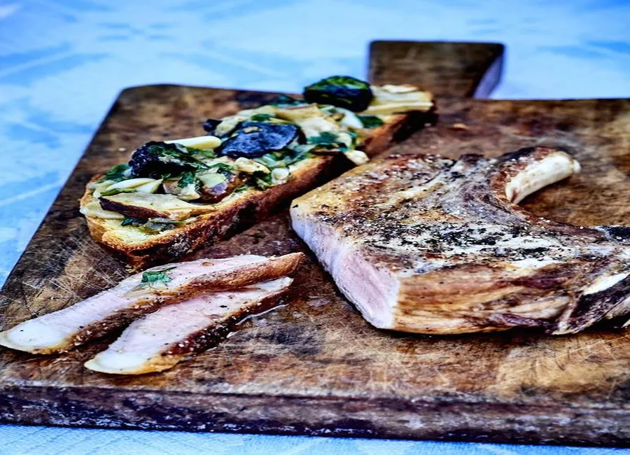 Porc cul noir en cocotte et ragoût de truffes, sauce pauvre homme