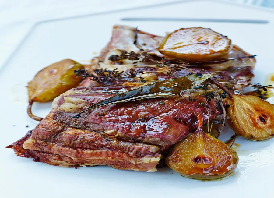 Porc très confit aux poires rôties