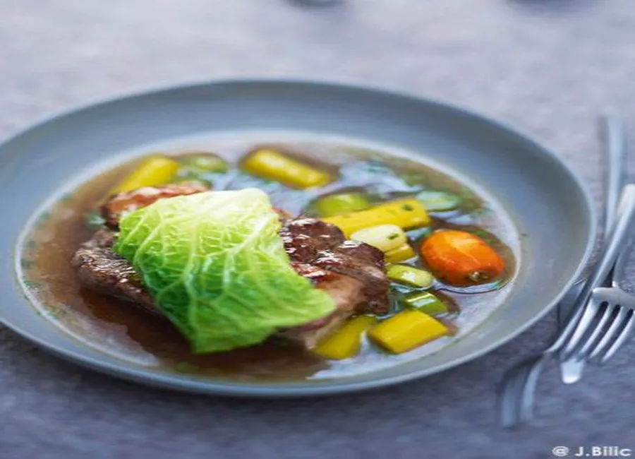 Pot-au-feu et foie gras en feuille de chou