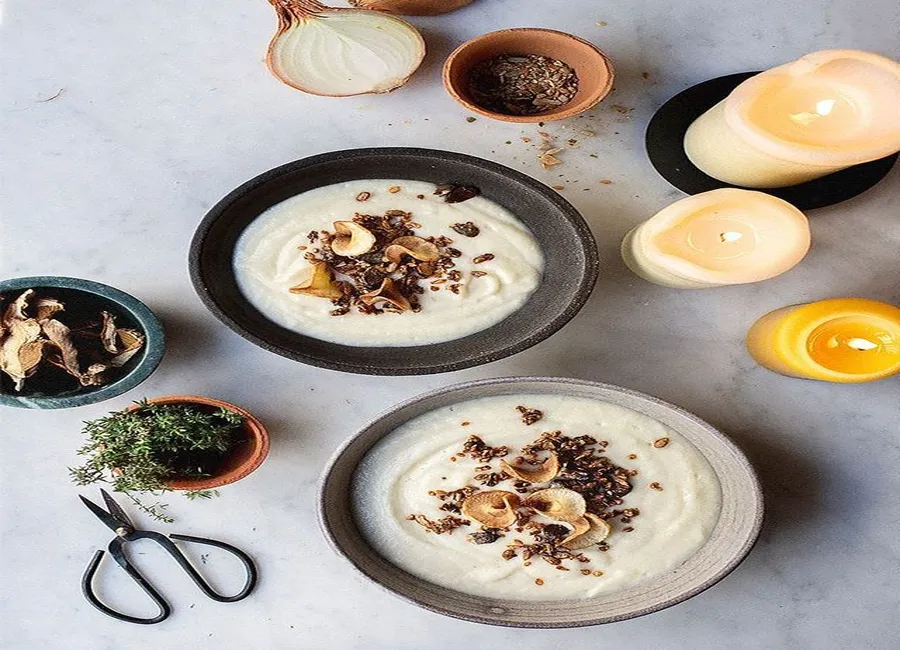 Potage de panais, granola et chips de panais