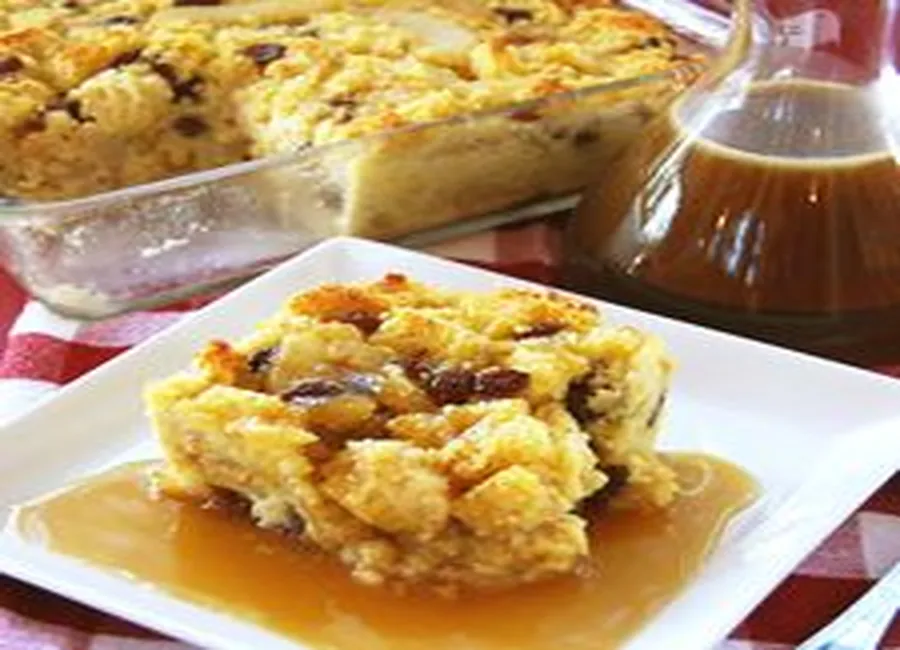 Pouding brioché aux pommes et poires caramélisées, sauce aurhum