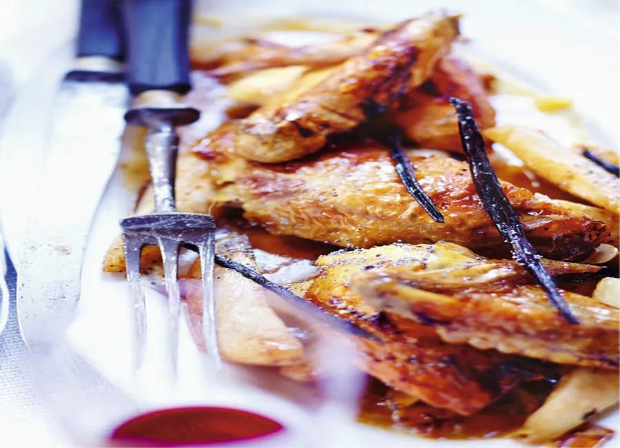 Poularde à la vanille, poires et amandes