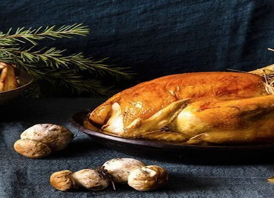 Poularde au foin, écrasée de pommes de terre, beurre de sauge et cèpes poêlés