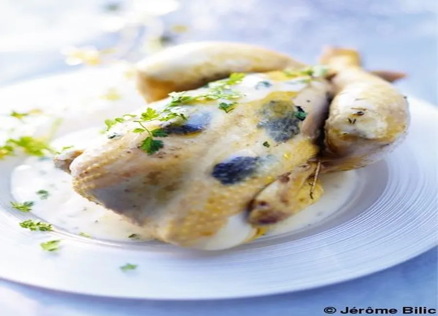 Poularde pochée à la crème