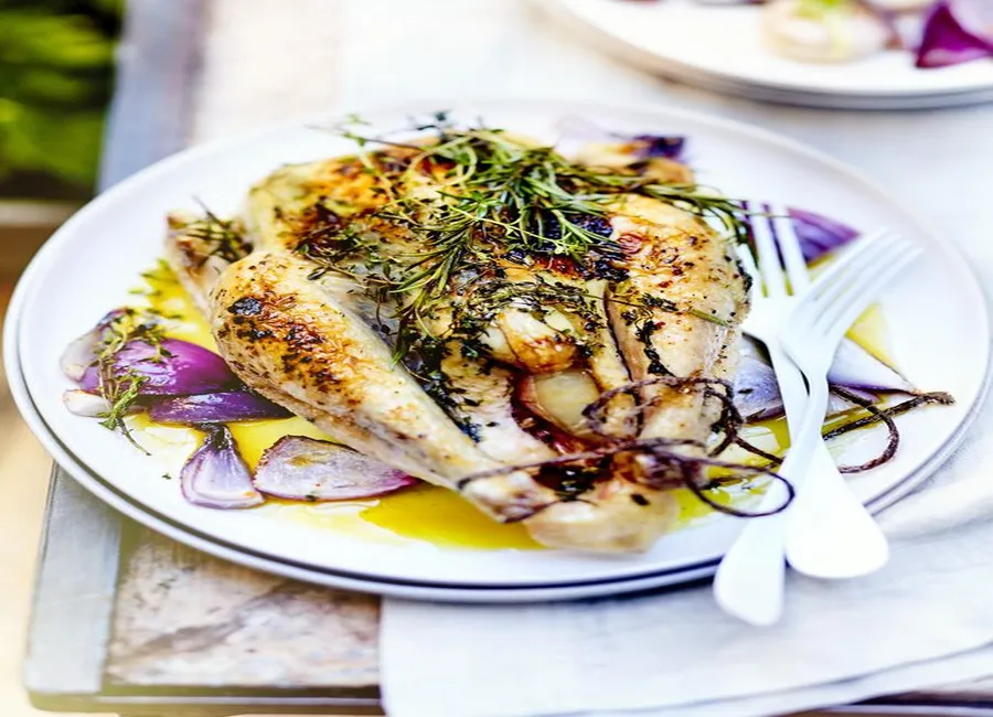 Poulet au beurre d'herbes et navets au gingembre