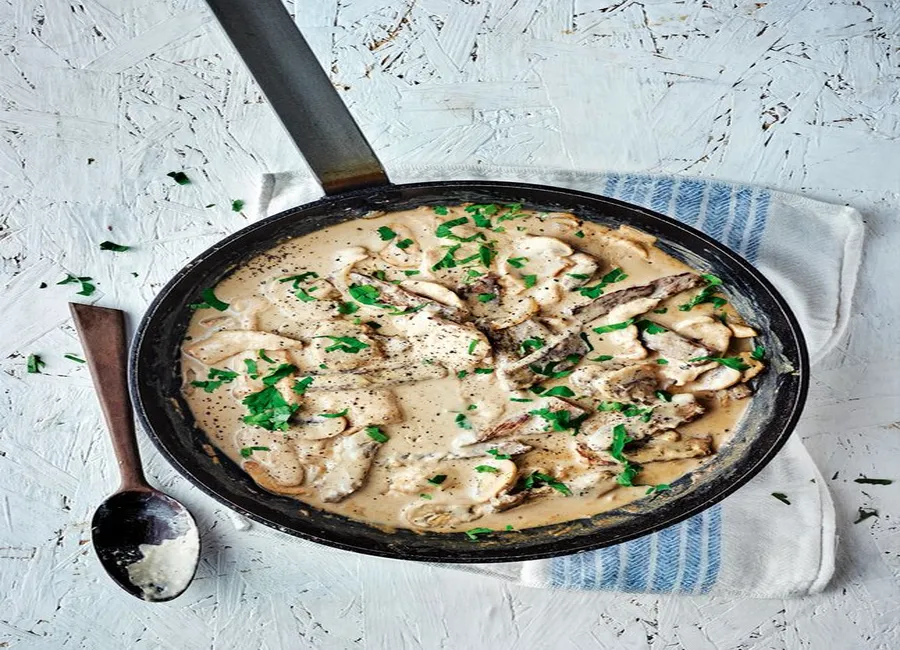 Poulet et boeuf, sauce poivre et fromage (cock and bull)