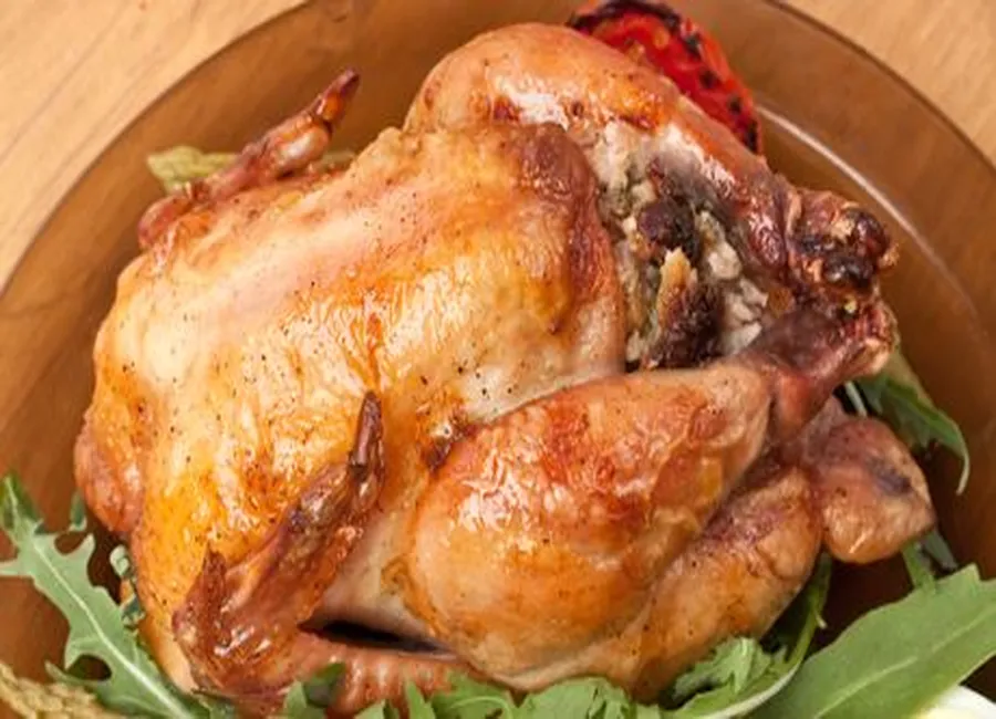 Poulet farci aux abricots, aux figues et aux pistaches