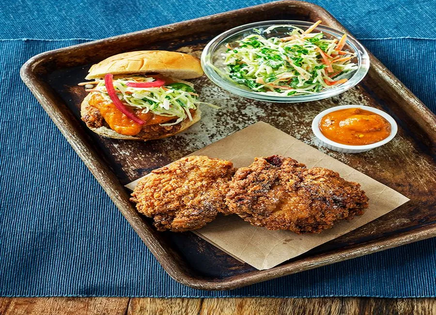 Poulet frit mariné, potiron hot sauce et salade de choux