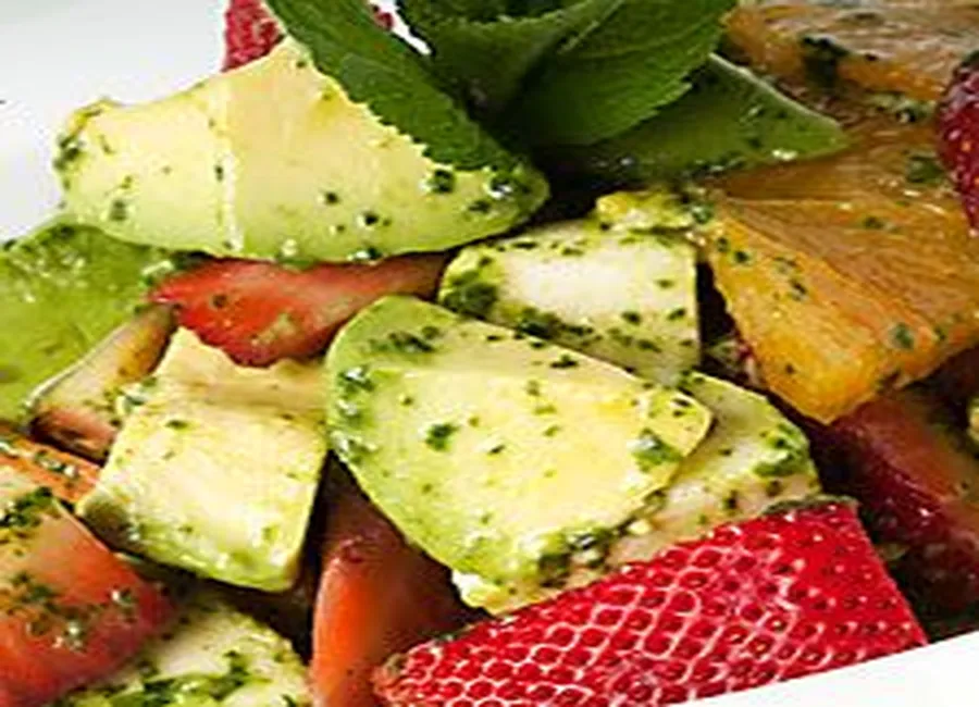 Salade davocat aux fruits et bocconcini