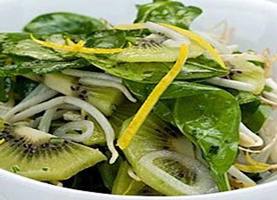 Salade dépinards aux kiwis