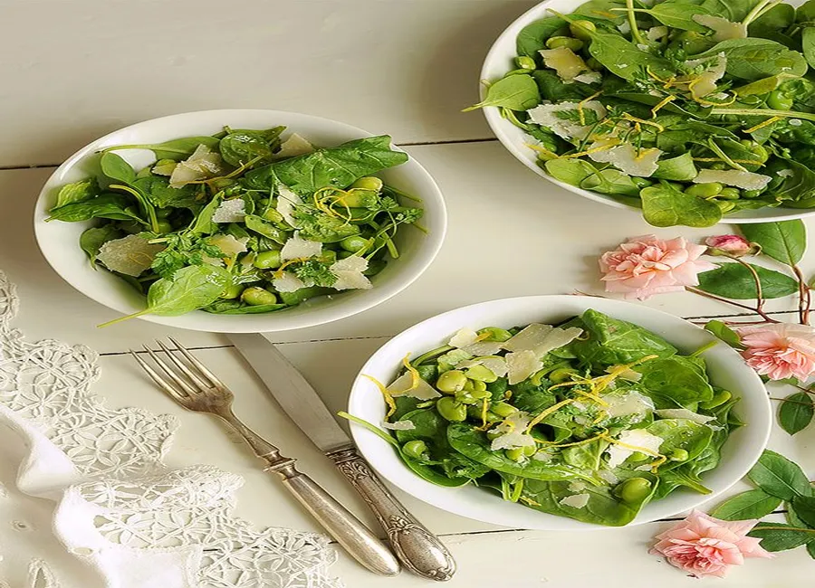 Salade d'épinards, fèves et parmesan