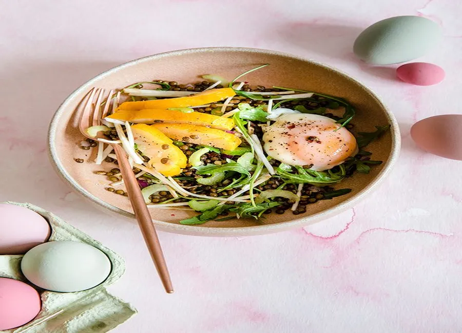 Salade d'oeufs parfaits, haddock fumé et lentilles beluga