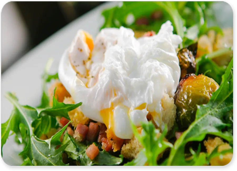 Salade d'oeufs pochés aux copeaux de foie gras