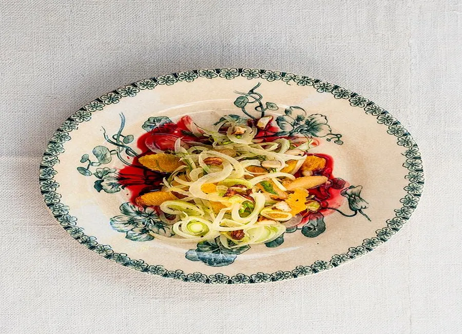 Salade d'orange, fenouil, noisettes et jus de betterave