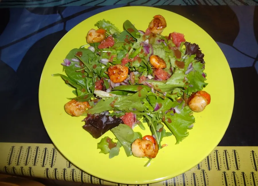 Salade de saint-jacques, crevettes et pamplemousse