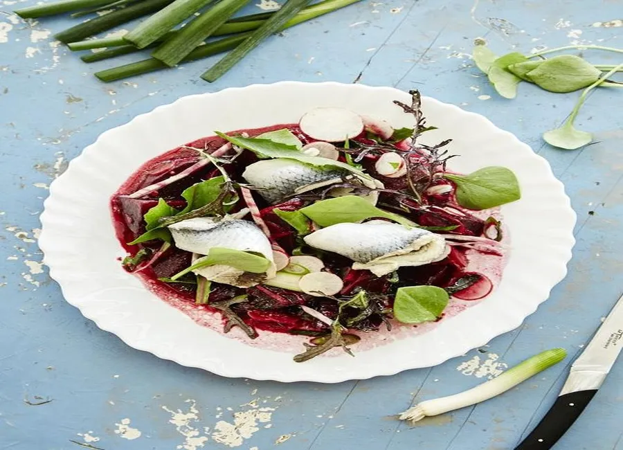 Salade de betterave, hareng, radis, miso