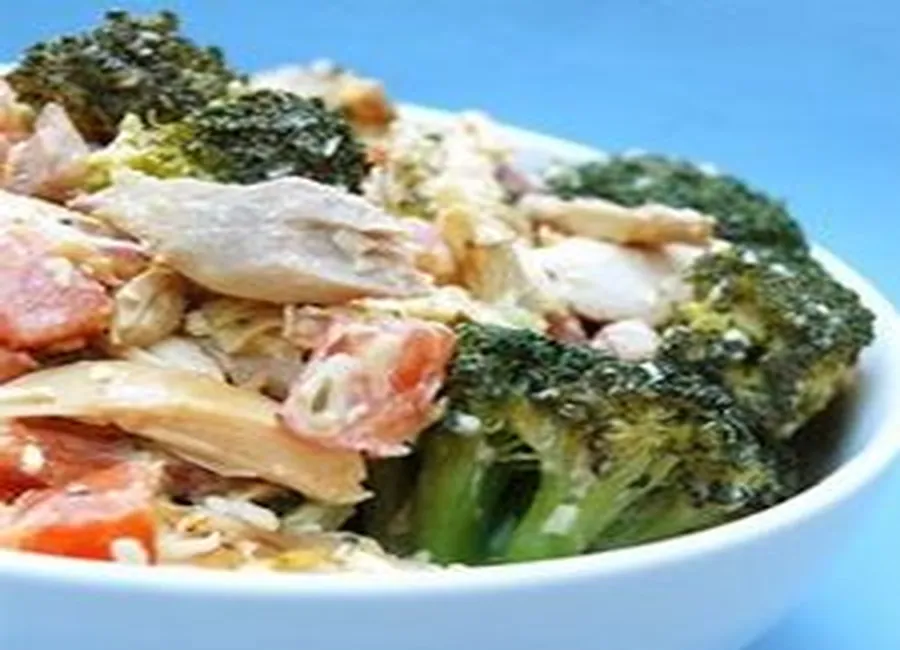 Salade de brocolis croquants aux poulet et cheddar