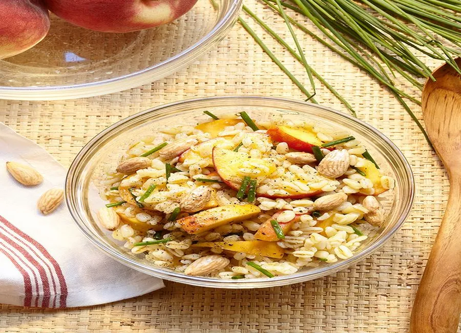 Salade de céréales, pêches et amandes