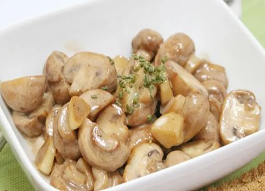 Salade de champignons de paris à la crème
