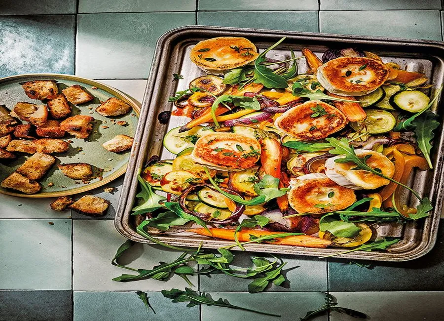 Salade de chèvre chaud aux légumes rôtis et croûtons