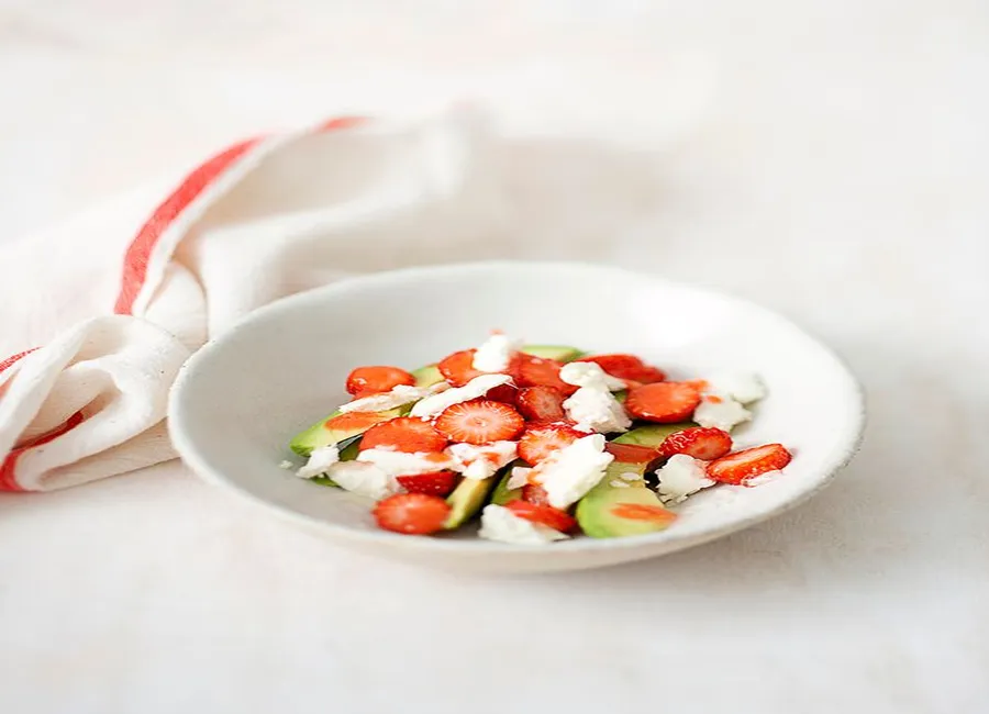Salade de chèvre frais, avocat et fraises