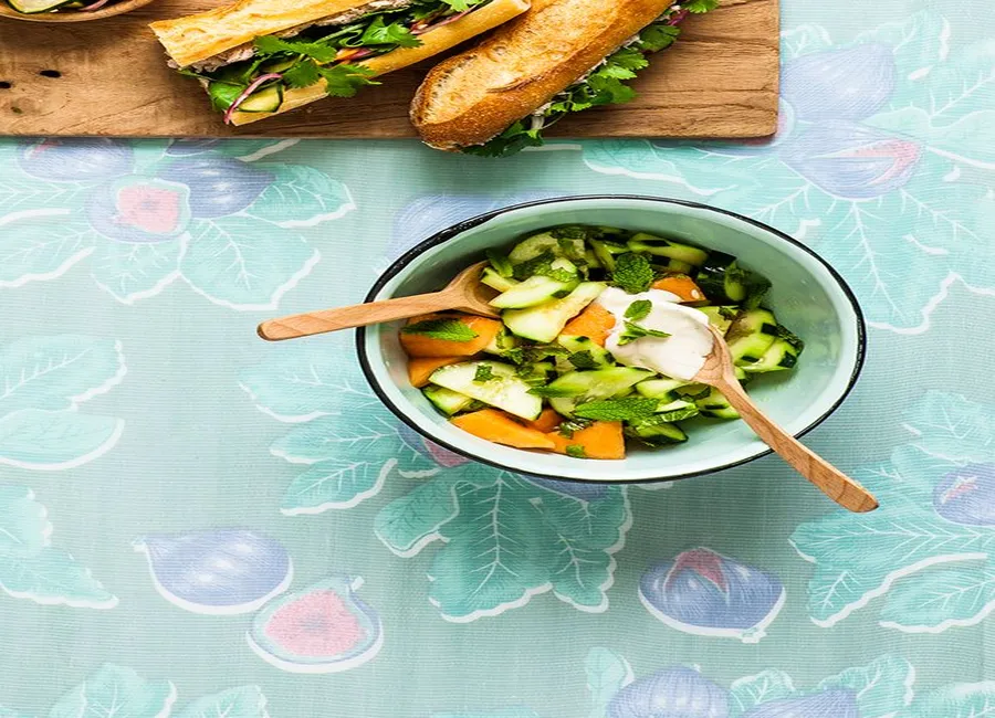 Salade de concombre, melon, menthe, sauce au yaourt
