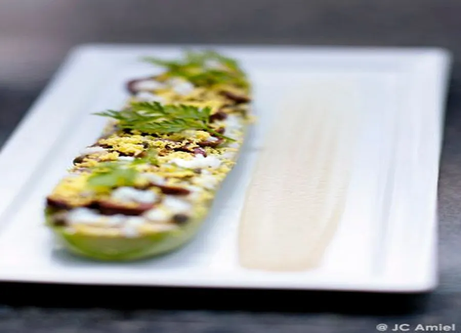 Salade de courgettes, oeufs mimosa, crème d'anchois et olives
