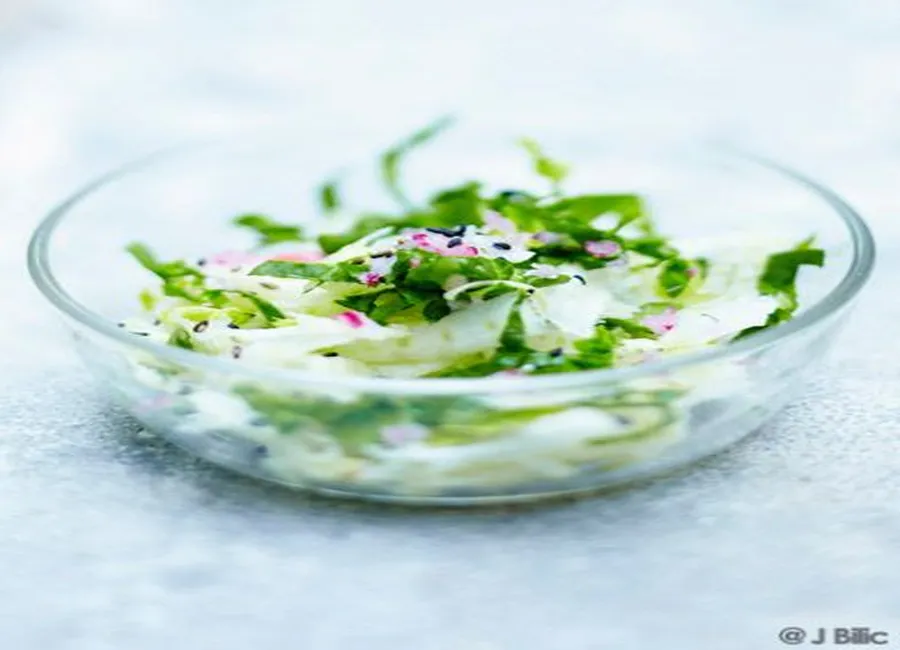 Salade de fenouil et épinards, sésame noir