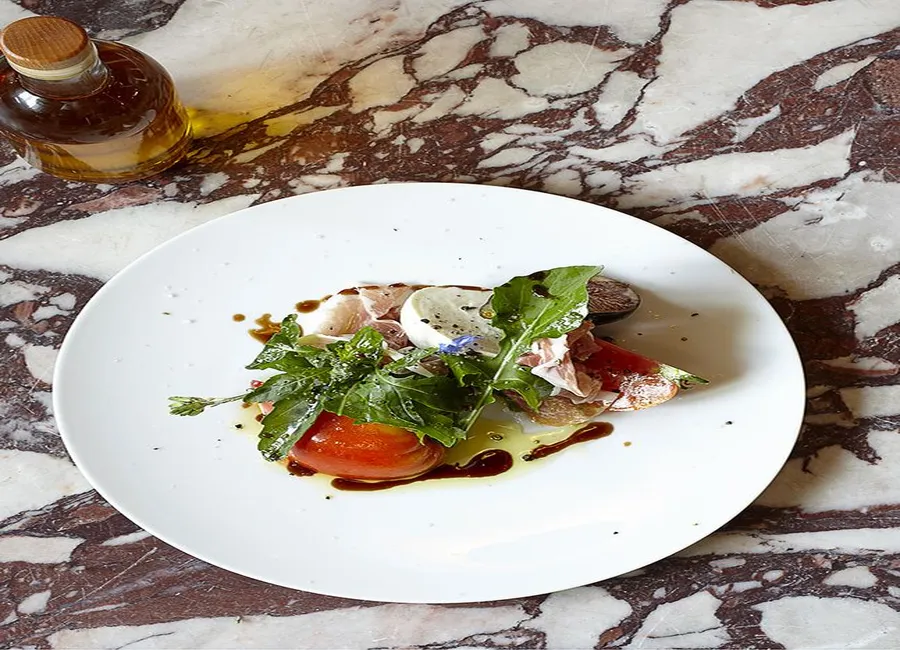 Salade de figues, jambon de parme et mozzarella