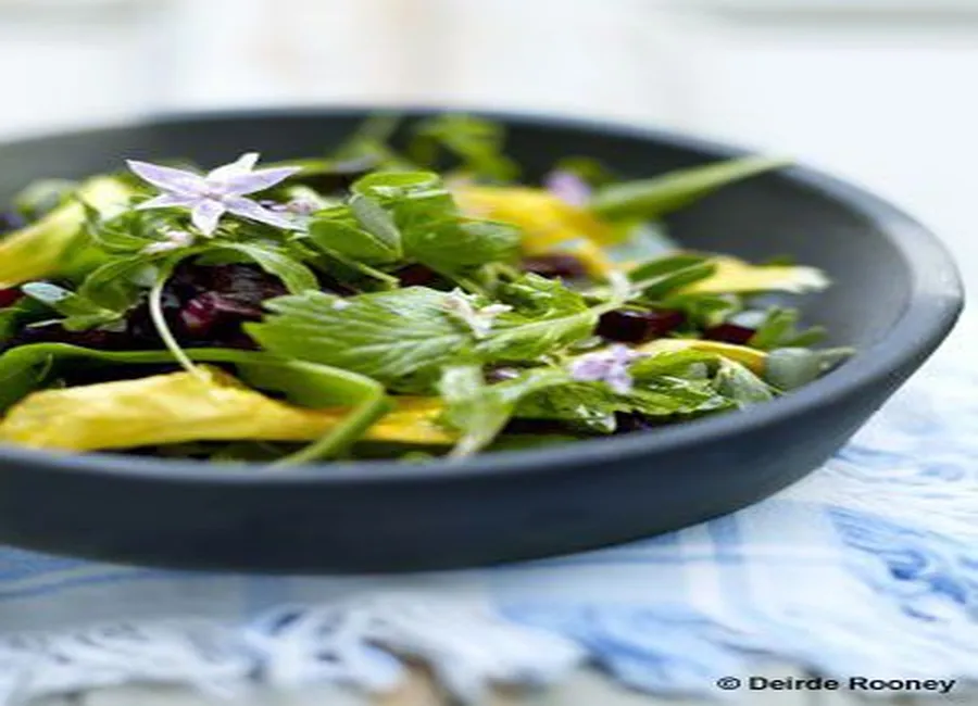 Salade de fleurs et légumes croquants