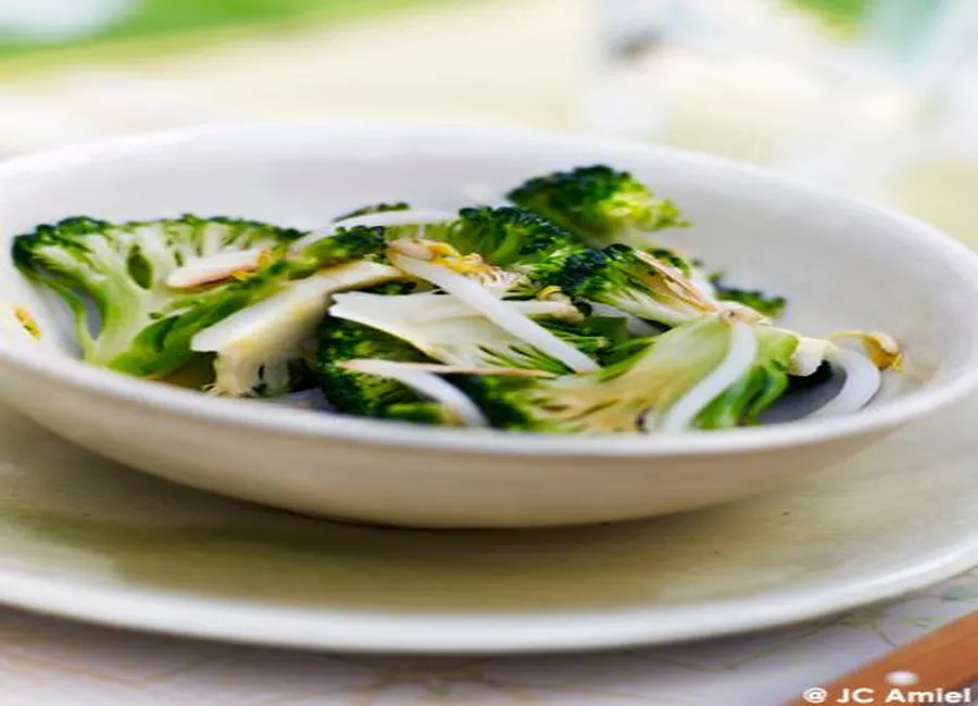 Salade de germes de haricots de soja et de brocolis aux amandes
