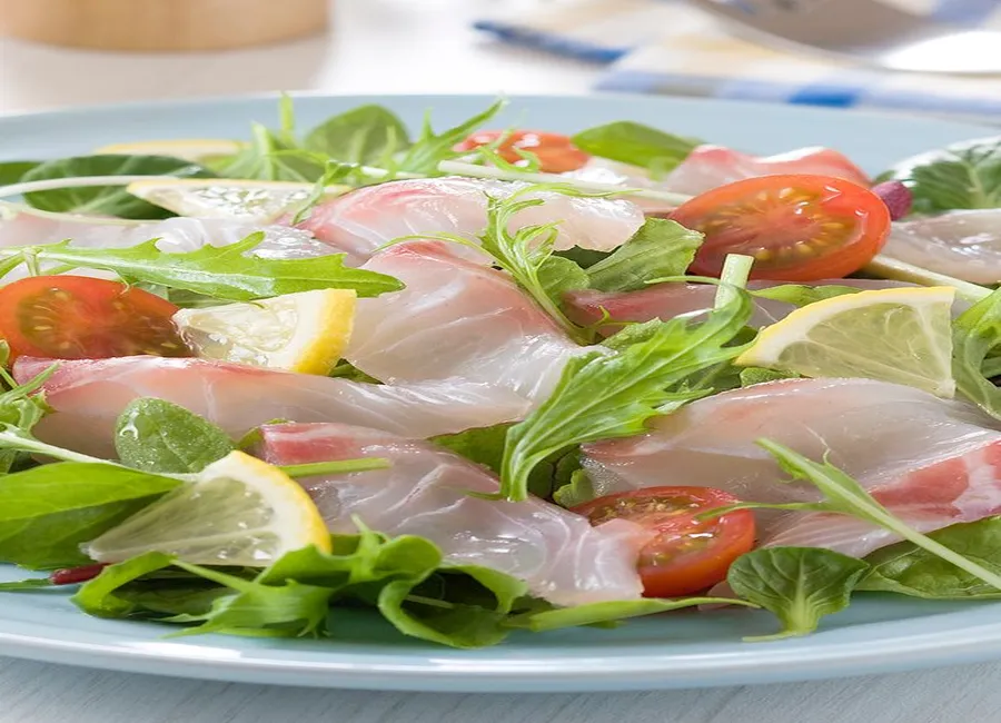 Salade de graines germées aux fruits, tartare de dorade