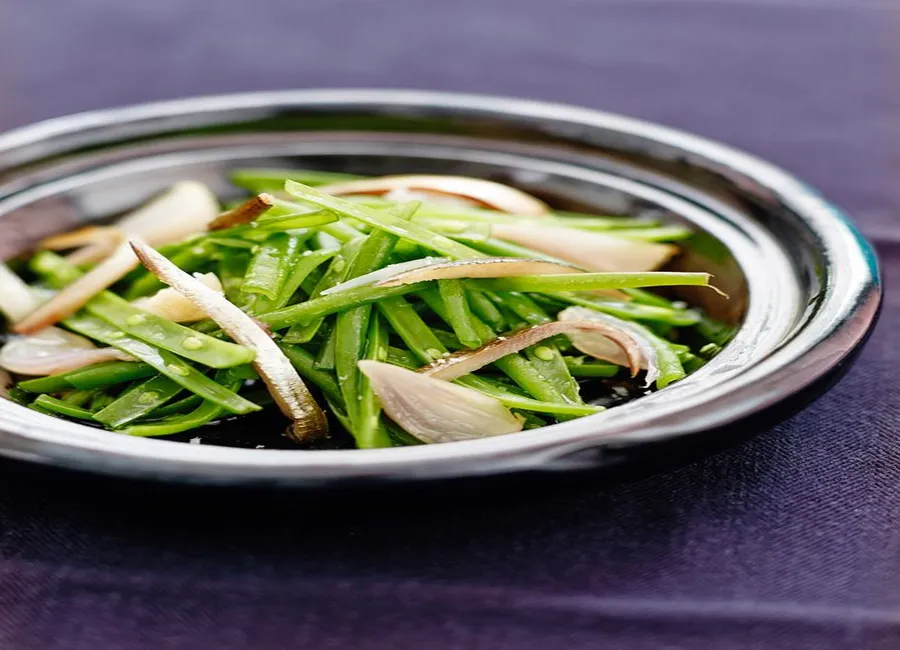 Salade de haricots verts et sprats fumés, véritables échalotes tradition confites