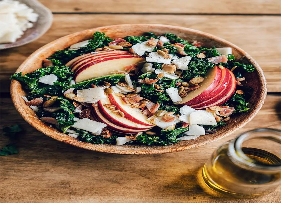 Salade de kale, pommes, bacon, parmesan
