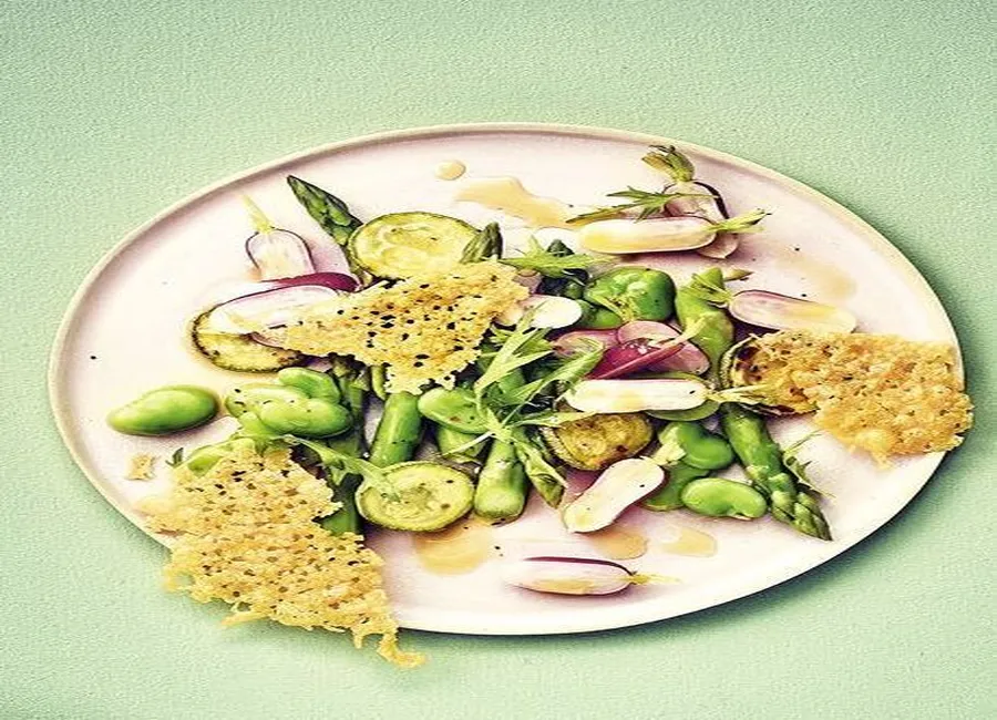 Salade de légumes, chips de sbrinz