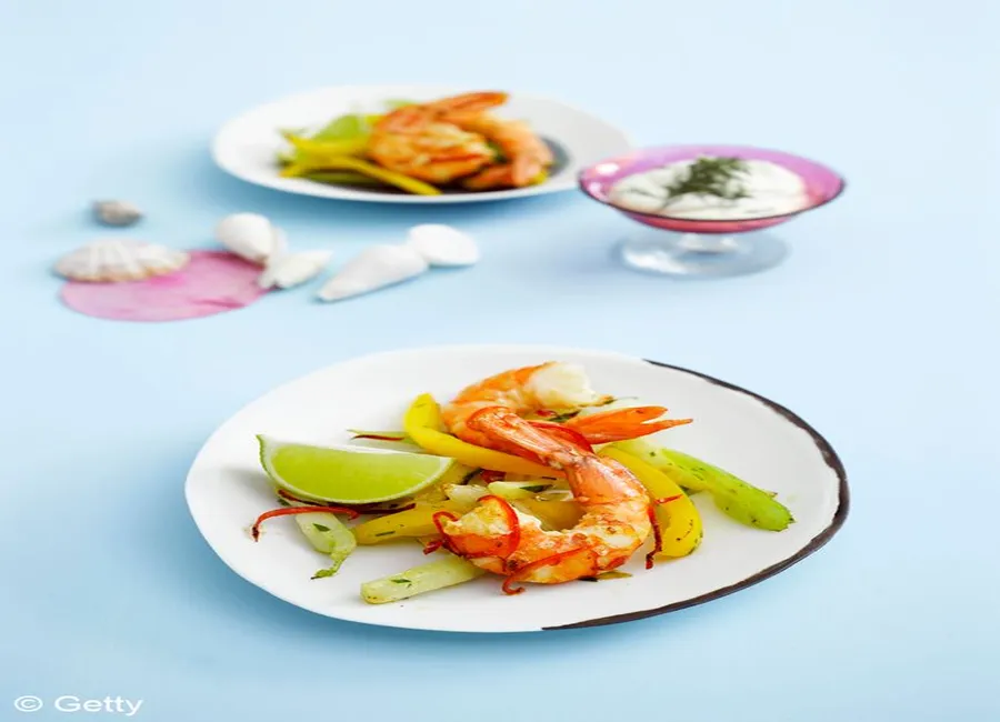Salade de légumes, crevettes et lait de coco