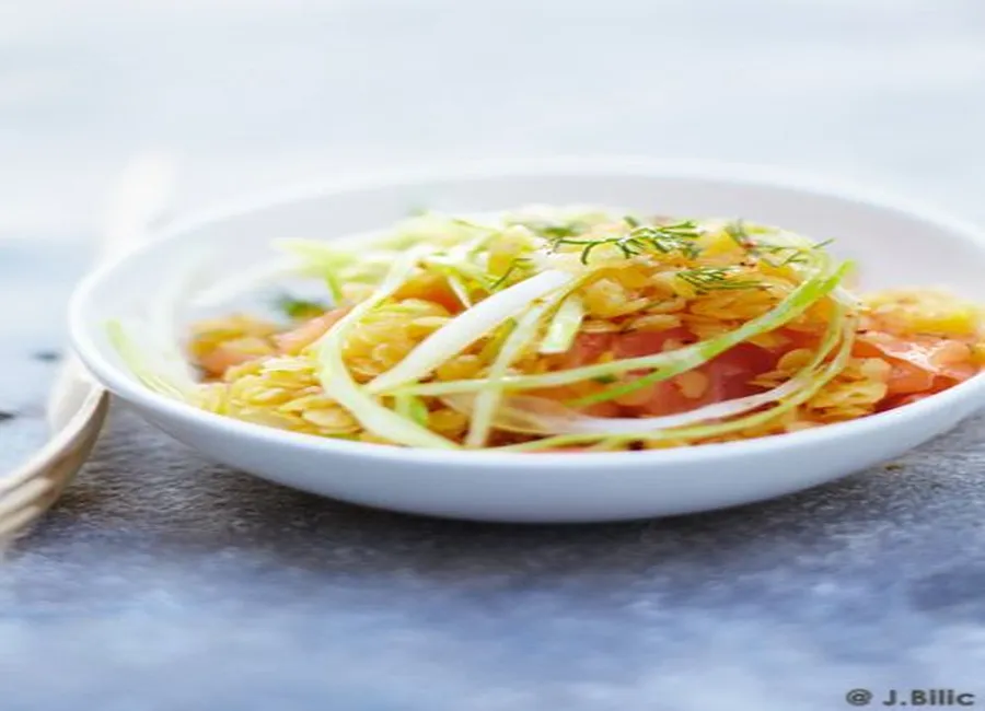 Salade de lentilles corail, de fenouil, de saumon et d'oignon à l'aneth