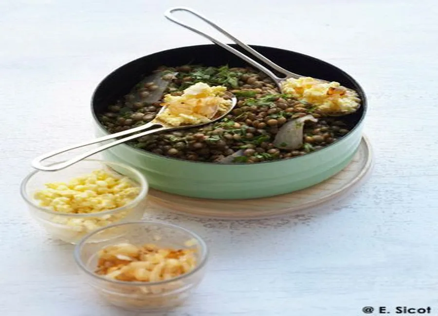 Salade de lentilles vertes, oeufs mimosa et oignons grillés