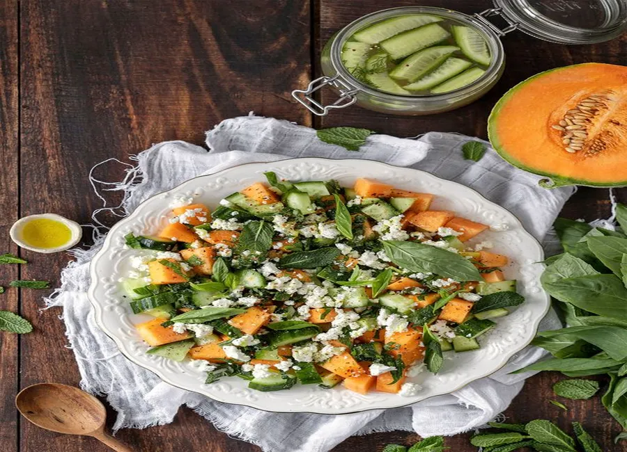 Salade de melon, feta et pickles de concombre