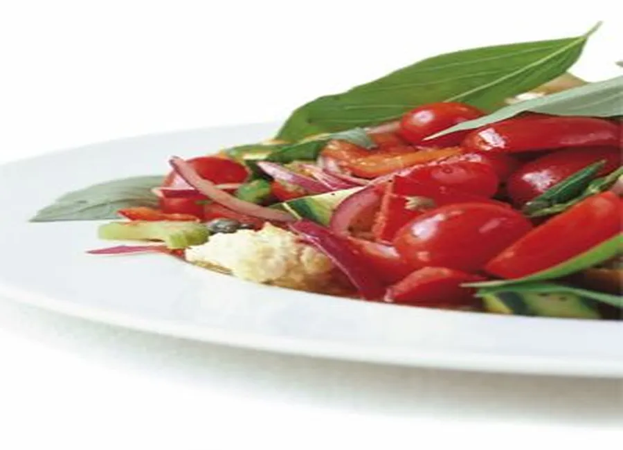 Salade de panzanella aux tomates-cerises