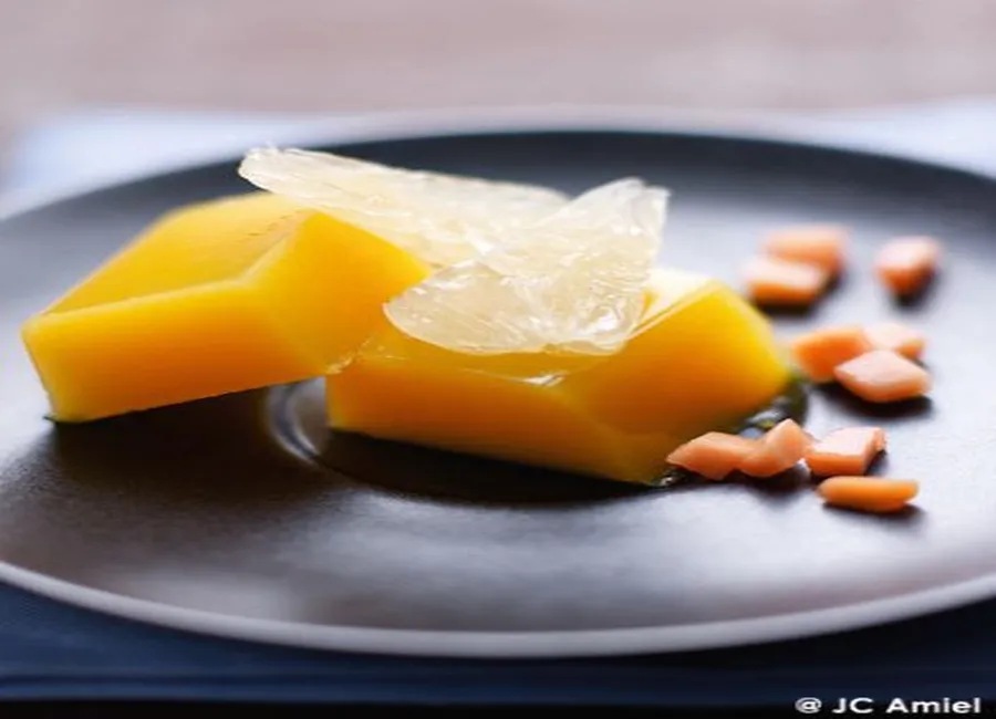 Salade de papaye et pomelo, cubes de gelée de mangue