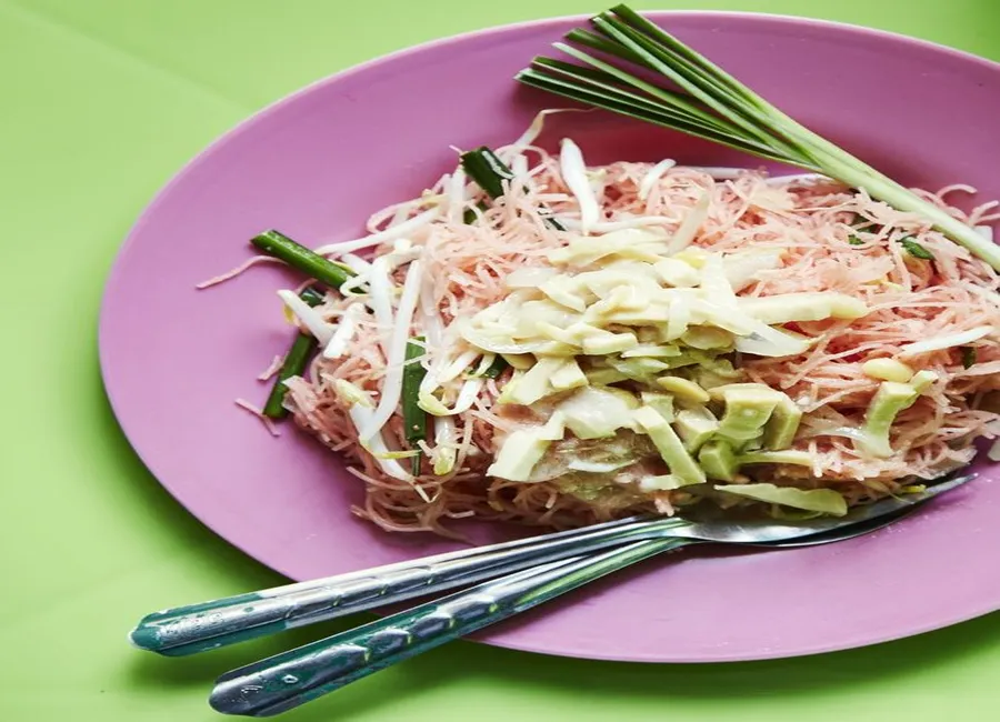 Salade de papaye et vermicelles, cébettes, soja, tofu et cacahuètes