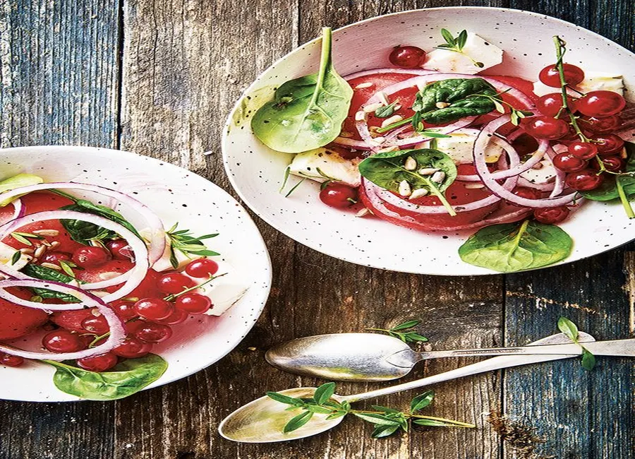 Salade de pastèque, feta, oignons rouges et pousses d'épinards
