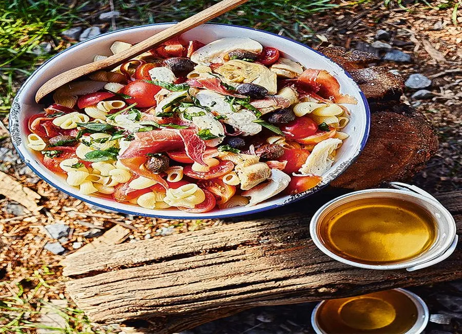 Salade de pâtes, artichauts, jambon cru, mozza