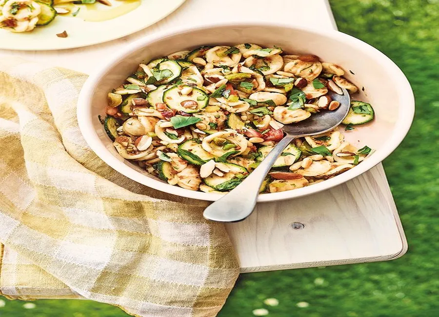 Salade de pâtes aux tomates confites et courgette