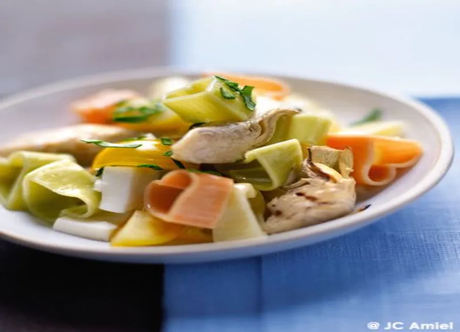 Salade de pâtes multicolores aux artichauts